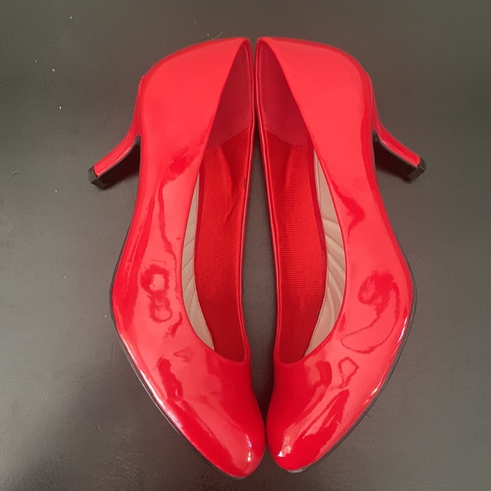 EASY STREET Red Patent Passion Pumps Brand New Size 8 Super Flex Barbiecore - Picture 8 of 9